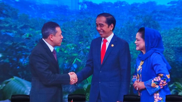 Jokowi dengan Ketua Delegasi Thailand Sarun Charoensuwan