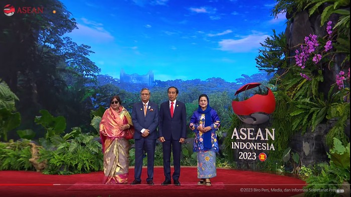Jokowi menyambut petinggi negara di KTT ke-43 ASEAN dengan latar IKN