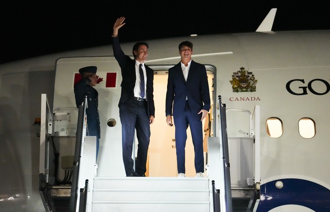 PM Justin Trudeau melakukan kunjungan kenegaraan ke Indonesia dalam rangka KTT Ke-43 ASEAN. Tiba di Jakarta pada Selasa (5/9/2023), Trudeau didampingi putranya, Xavier. (Foto: Sean Kilpatrick/The Canadian Press via AP)