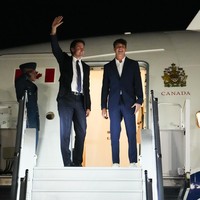 PM Justin Trudeau melakukan kunjungan kenegaraan ke Indonesia dalam rangka KTT Ke-43 ASEAN. Tiba di Jakarta pada Selasa (5/9/2023), Trudeau didampingi putranya, Xavier. (Foto: Sean Kilpatrick/The Canadian Press via AP)