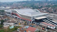 Di Stasiun Padalarang, akan tersedia KA Feeder yang akan berhenti di Stasiun Cimahi dan Stasiun Bandung. Adapun perjalanan dari Stasiun Padalarang menuju Stasiun Bandung akan memakan waktu sekitar 20 menit. Ditambah perjalanan KA Cepat Halim - Padalarang yang hanya 30 menit, maka total perjalanan dari Stasiun KA Cepat Halim menuju Stasiun Bandung adalah 50 menit. 