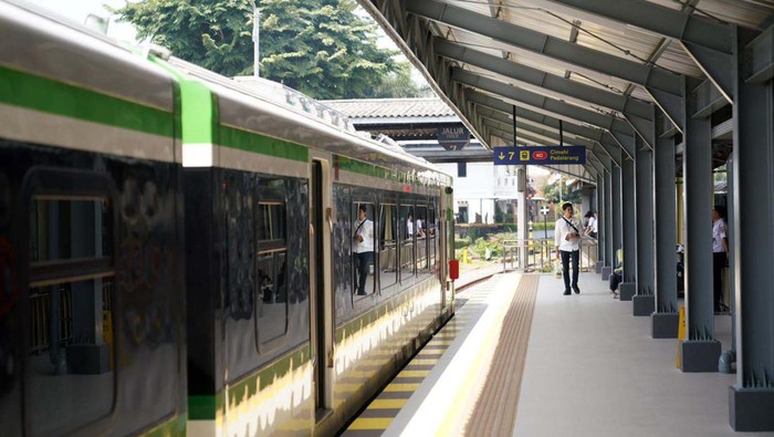 KA Cepat akan terintegrasi dengan KA Feeder di Stasiun Padalarang. Integrasi ini ini akan mengkoneksikan Stasiun Halim dan Stasiun Padalarang hanya 50 menit.