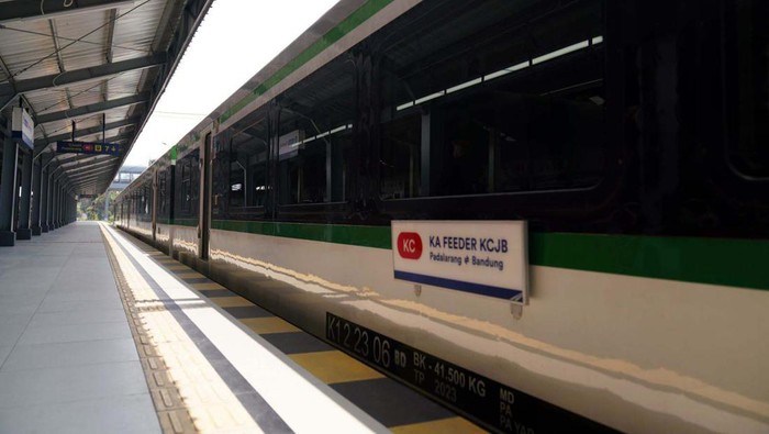 KA Cepat akan terintegrasi dengan KA Feeder di Stasiun Padalarang. Integrasi ini ini akan mengkoneksikan Stasiun Halim dan Stasiun Padalarang hanya 50 menit.