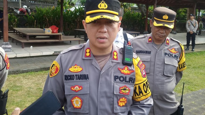 Kapolres Karangasem AKBP Ricko A.A. Taruna di Lapangan Tanah Aron, Karangasem, setelah menggelar apel pengamanan pansus terkait penolakan resor di Bugbug Selasa (5/9/2023).
