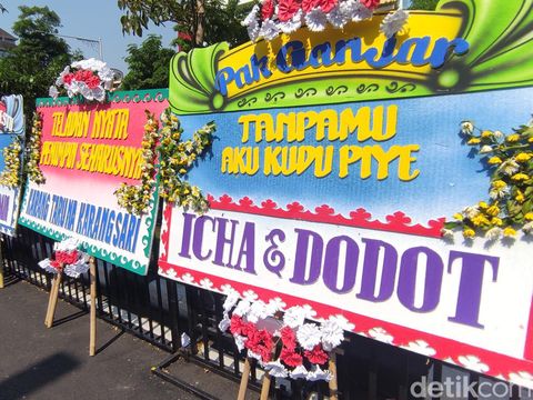 Karangan bunga di Jalan Pahlawan, Kota Semarang, dalam acara perpisahan Gubernur Jateng Ganjar Pranowo, Selasa (5/9/2023).
