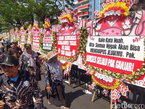 Karangan bunga di Jalan Pahlawan, Kota Semarang, dalam acara perpisahan Gubernur Jateng Ganjar Pranowo, Selasa (5/9/2023).