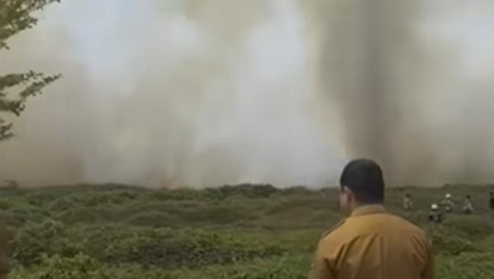 Karhutla di Hulu Sungai Selatan disertai angin kencang menyerupai puting beliung. Dokumen Istimewa Karhutla di Hulu Sungai Selatan disertai angin kencang menyerupai puting beliung. Dokumen Istimewa