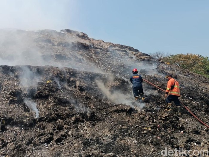 Kebakaran di Tempat Pembuangan Akhir (TPA) Pesalakan, Desa Pegongsoran, Kabupaten Pemalang, Selasa (5/9/2023).