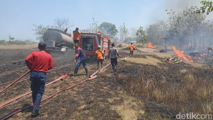 Kebakaran lahan kosong di Pamekasan