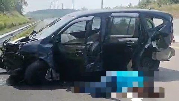 Tangkapan layar video mobil Sigra ringsek usai dihantam Hilux di Tol Indraprabu hingga satu penumpang terkapar di jalan.