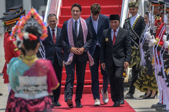 Justin dan Xavier ‘kembaran’ dalam balutan setelan saat menginjakkan kaki di Indonesia. Mereka disambut Pejabat (Pj) Gubernur Banten Al Muktabar.  Sesi penyambutkan berlanjut dengan tarian tradisional. (Foto: ANTARA FOTO/RAISAN AL FARISI)