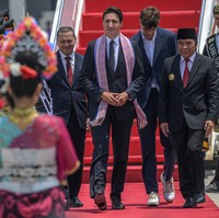 Justin dan Xavier ‘kembaran’ dalam balutan setelan saat menginjakkan kaki di Indonesia. Mereka disambut Pejabat (Pj) Gubernur Banten Al Muktabar.  Sesi penyambutkan berlanjut dengan tarian tradisional. (Foto: ANTARA FOTO/RAISAN AL FARISI)