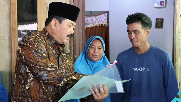 Kepala Badan Pertanahan Nasional Hadi Tjahjanto menyerahkan sertifikat tanah bagi warga Kendari, Sultra.