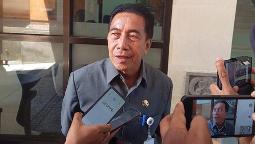 Kepala Dinas Lingkungan Hidup Kabupaten Karangasem I Nyoman Tari di DPRD kabupaten Karangasem setelah selesai mengikuti rapat Pansus Selasa (5/9/2023). (I Wayan Selamat Juniasa)