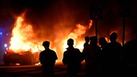 Kerusuhan pecah setelah aktivis anti-Islam Irak Salwan Momika membakar salinan kitab suci Islam pada Minggu, (3/9/2023) lalu. Beberapa kendaraan dibakar setelah sekitar seratus orang berkumpul untuk merespons pembakaran tersebut.  