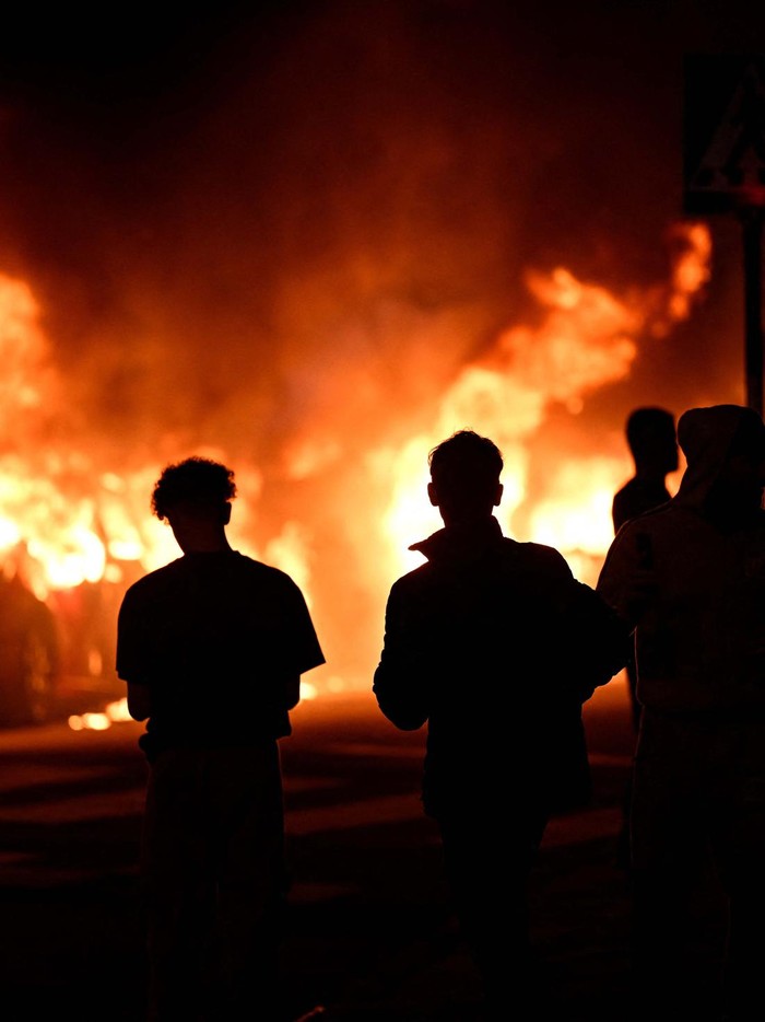 Kerusuhan Pecah di Swedia Gegara Aksi Pembakaran Alquran People are silhouetted as cars burn during a riot in Malmo, Sweden September 4, 2023. TT News Agency/Johan Nilsson via REUTERS ATTENTION EDITORS - THIS IMAGE WAS PROVIDED BY A THIRD PARTY. SWEDEN OUT. NO COMMERCIAL OR EDITORIAL SALES IN SWEDEN.