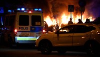 Momika membakar Al-Quran di Varnhemstorget, alun-alun utama kota pada Minggu sore. Dia sebelumnya telah menodai Al-Quran, dalam serangkaian protes anti-Islam, dan tindakannya telah menyebabkan kemarahan diplomatik di Timur Tengah. Sekelompok pengunjuk rasa yang marah mencoba menghentikan pembakaran, yang mengakibatkan pertikaian antara mereka dan polisi.  