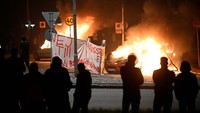 Beberapa mobil polisi dibakar di lingkungan Rosengard di Malmo, yang memiliki populasi imigran besar, dan pernah mengalami protes dengan kekerasan di masa lalu.  