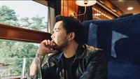 Menyandang status single atau jomblo, dirinya kerap merasa kesepian. Tapi Thariq mengisi waktu luangnya dengan traveling dan kulineran di berbagai negara. Foto: Instagram @thariqhalilintar
