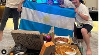 Nonton laga sepak bola, Thariq undang beberapa teman dekatnya, lengkap dengan camilan aneka pizza hingga donat sebagai teman nonton. Foto: Instagram @thariqhalilintar