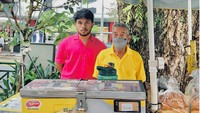  Liburan ke Singapura, rasanya tak lengkap bagi Thariq jika tidak ngemil es krim uncle yang populer di daerah Orchard. Foto: Instagram @thariqhalilintar