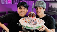  Terakhir ini kebersamaan dan kedekatan Thariq dengan sang kakak yaitu Atta Halilintar saat ulang tahun. Kejutan kue berisi marshmallow ini ia berikan untuk sang kakak.  Foto: Instagram @thariqhalilintar