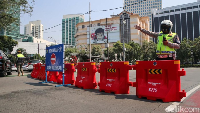 Rekayasa lalu lintas diberlakukan dalam rangka mendukung penyelenggaraan KTT ke-43 ASEAN 2023 di Jakarta. Begini situasinya di Bundaran Senayan, Selasa (5/9/2023).