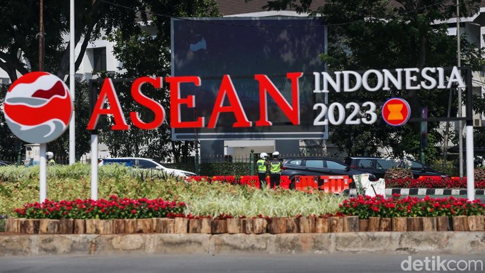 Rekayasa lalu lintas diberlakukan dalam rangka mendukung penyelenggaraan KTT ke-43 ASEAN 2023 di Jakarta. Begini situasinya di Bundaran Senayan, Selasa (5/9/2023).