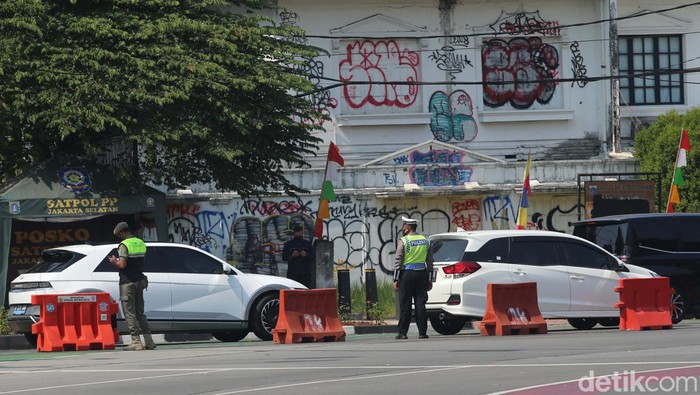 KTT ASEAN Dimulai, Begini Rekayasa Lalu Lintas di Bundaran Senayan Rekayasa lalu lintas diberlakukan dalam rangka mendukung penyelenggaraan KTT ke-43 ASEAN 2023 di Jakarta. Begini situasinya di Bundaran Senayan, Selasa (5/9/2023).
