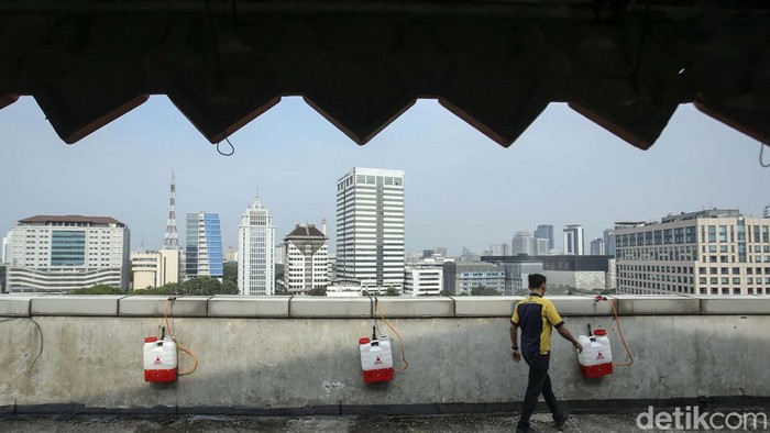 Penyemprotan air dilakukan dari atap Gedung Kantor Walikota Jakarta Pusat, Selasa (5/9). Penyemprotan air ini guna mengurangi polusi udara.
