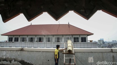 Kurangi Polusi, Pemkot Jakpus Semprot Air dari Lantai 8