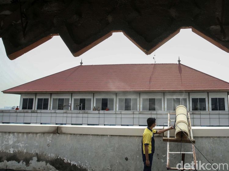 Kurangi Polusi, Pemkot Jakpus Semprot Air dari Lantai 8