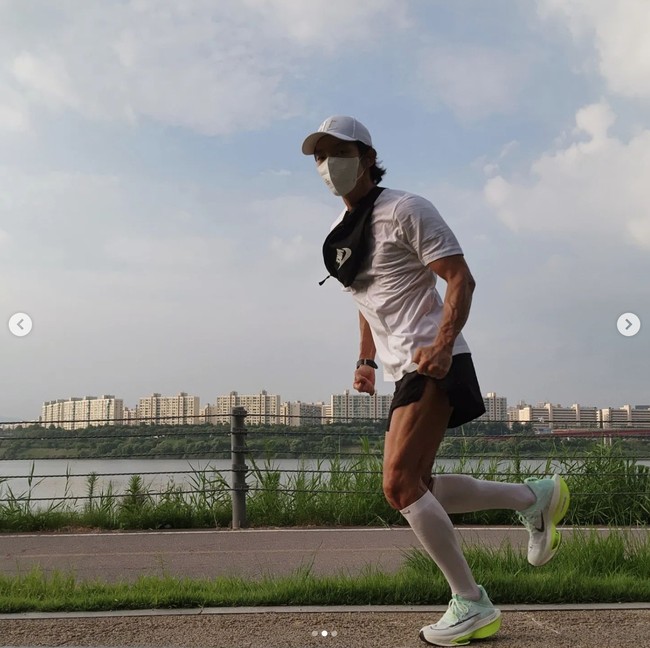 Selain rutin olahraga, Lee Joon Gi menjaga pola makannya dengan konsisten. Dia sudah berhenti makan nasi dan tepung sejak tujuh tahun lalu. Foto: dok. Instagram @actor_jg