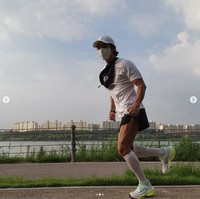 Selain rutin olahraga, Lee Joon Gi menjaga pola makannya dengan konsisten. Dia sudah berhenti makan nasi dan tepung sejak tujuh tahun lalu. Foto: dok. Instagram @actor_jg