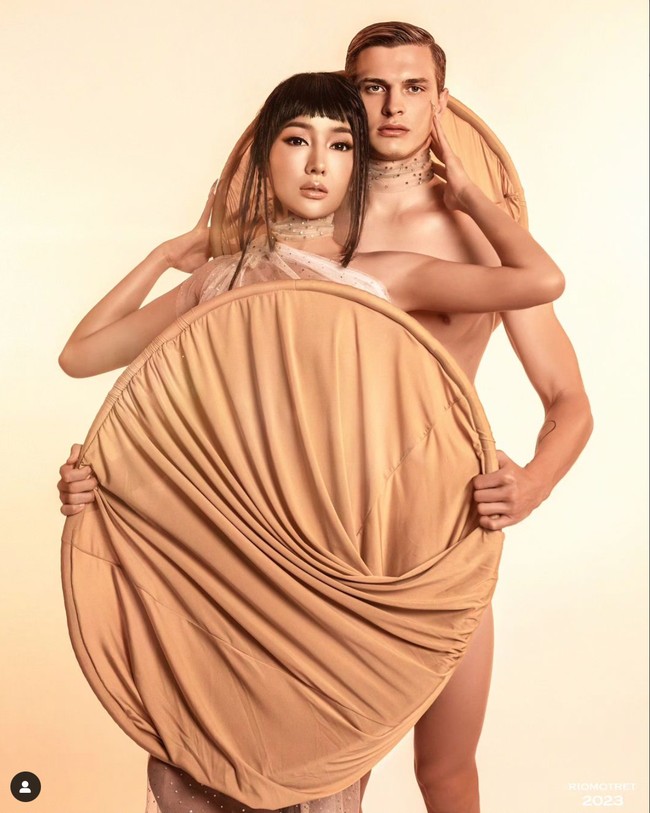 Lucinta dan Alan tampak dililit menggunakan properti unik dari kain berwarna coklat. Keduanya pun memamerkan pose romantis mereka. Foto: Instagram/@riomotret