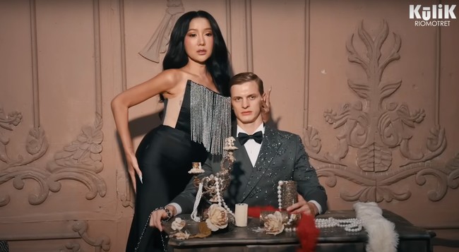 Lucinta mengungkap tema untuk look terakhir foto preweddingnya ialah luxury brand. Lucinta dan Alan terlihat tampil dengan mengenakan busana yang lebih formal. Lucinta mengenakan dress berwarna hitam, sementara Alan dengan jas berwarna abu-abu yang dipadukan dengan dasi kupu-kupu berwarna hitam. Foto: YouTube/riomotret