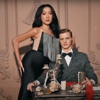 Lucinta mengungkap tema untuk look terakhir foto preweddingnya ialah luxury brand. Lucinta dan Alan terlihat tampil dengan mengenakan busana yang lebih formal. Lucinta mengenakan dress berwarna hitam, sementara Alan dengan jas berwarna abu-abu yang dipadukan dengan dasi kupu-kupu berwarna hitam. Foto: YouTube/riomotret