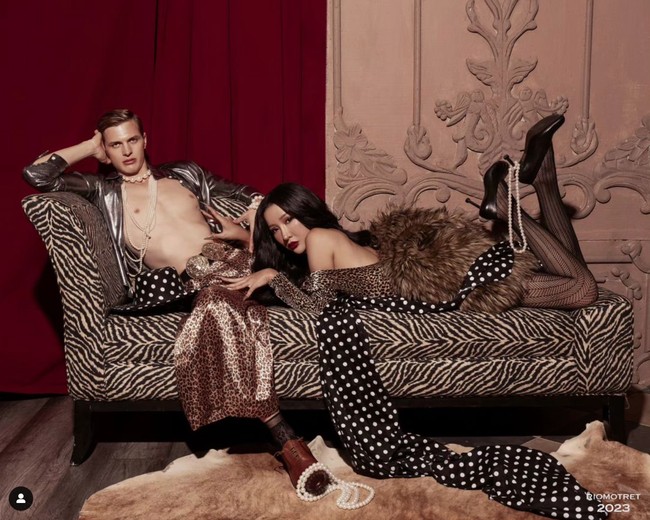 Dalam video YouTube pribadinya, sambil tertawa Rio Motret menyebut look ketiga dari foto prewedding Lucinta dan Alan ialah rumah bordil. Pada look tersebut terlihat lebih banyak corak yang ditampilkan. Gaya rambut Lucinta pun diubah menjadi panjang terurai dan bergelombang. Foto: Instagram/@riomotret