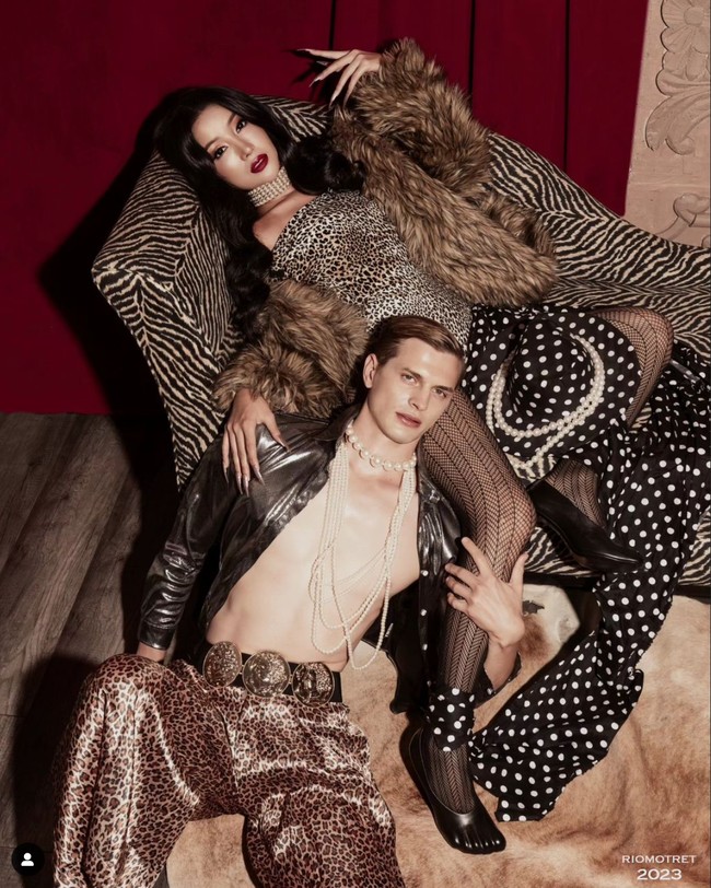 Berbeda dengan look pertama dan kedua, untuk look ketiga Lucinta tampak mengenakan riasan wajah yang lebih bold dengan lipstik berwarna merah tua.  Foto: Instagram/@riomotret