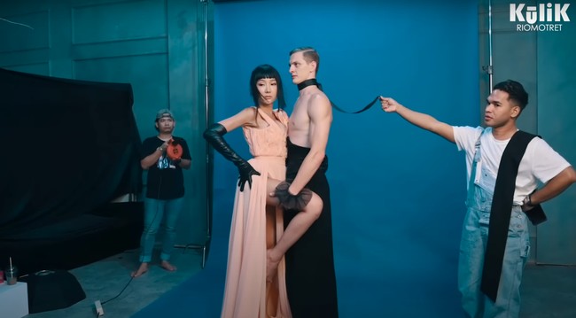 Setelah mengumumkan pertunangan, Lucinta Luna dan kekasihnya, Alan, tampak melakukan pemotretan prewedding dengan berbagai tema. Memilih 4 tema berbeda, foto-foto prewedding Lucinta dan Alan pun berhasil mencuri atensi. Foto: YouTube/riomotret