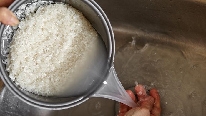 Jangan Dibuang! Ini 5 Manfaat Air Bekas Cuci Beras, Bikin Awet Muda