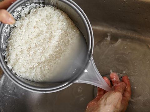 Jangan Dibuang! Ini 5 Manfaat Air Bekas Cuci Beras, Bikin Awet Muda