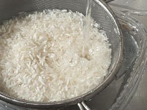 Jangan Dibuang! Ini 5 Manfaat Air Bekas Cuci Beras, Bikin Awet Muda