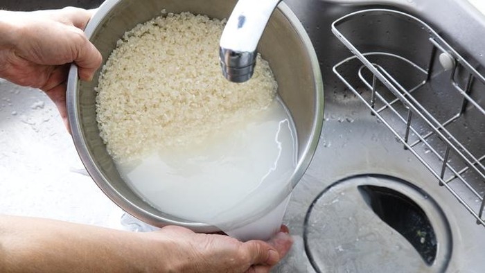 Jangan Dibuang! Ini 5 Manfaat Air Bekas Cuci Beras, Bikin Awet Muda