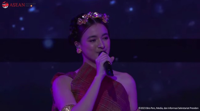 Mawar membawakan lagu bertajuk ‘A Million Dreams’ bersama Paraghita Choir dan penyanyi Lea Simanjuntak. Foto: YouTube | Sekretariat Presiden