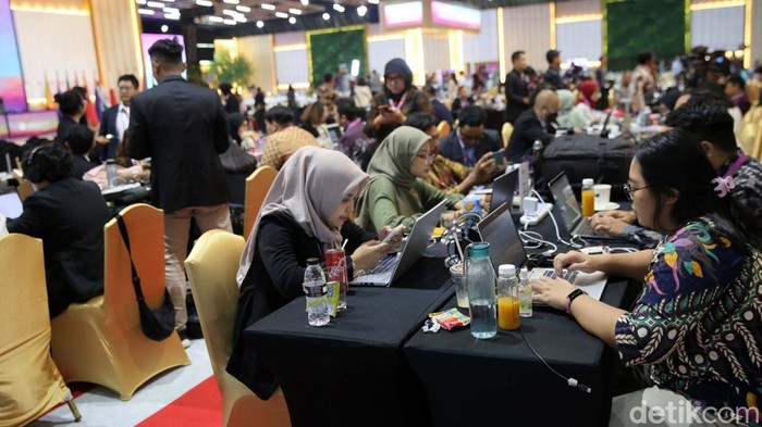 Melihat Kesibukan Wartawan Mengabarkan KTT ASEAN 2023 Sebanyak 1.800 jurnalis melakukan peliputan KTT ke-43 ASEAN 2023 di Jakarta. Begini kesibukan mereka di Media Media Center KTT ASEAN.