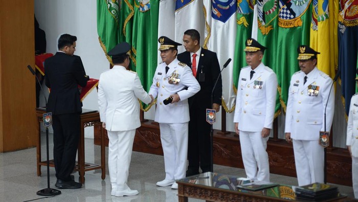 Mendagri menyalami Pj Gubsu Hassanudin. (Foto: Dok. Diskominfo Sumut)