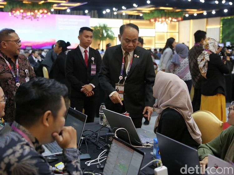 Momen Menkominfo Kunjungi Media Center KTT ASEAN 2023