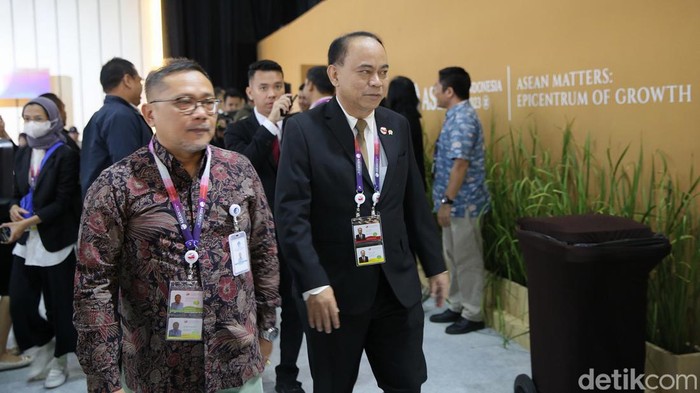 Menkominfo Kunjungi Media Center KTT Asean Menkominfo Budi Arie Setiadi berbincang dengan wartawan di Media Center KTT Asean, JCC, Jakarta, Selasa (5/9/2023).
