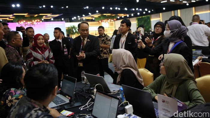 Menkominfo Kunjungi Media Center KTT Asean Menkominfo Budi Arie Setiadi berbincang dengan wartawan di Media Center KTT Asean, JCC, Jakarta, Selasa (5/9/2023).
